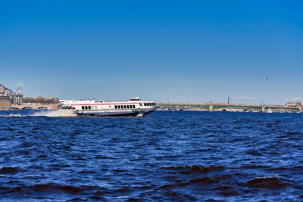 Sankt Petersburg, Rosja - Ă Â°Ă Â° 9, 2021: Statek meteorytowy płynie wzdłuż Newy w Sankt Petersburgu