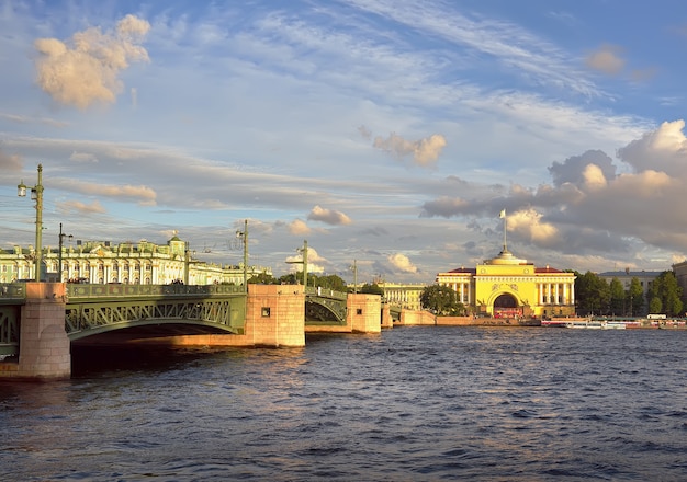 Sankt Petersburg Rosja09032020 Admiralteyskaya nabrzeże rzeki Newy Most pałacowy