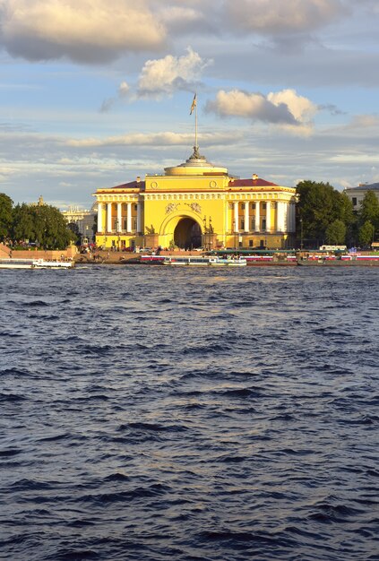 Sankt Petersburg Rosja09032020 Admiralteyskaya Nabrzeże Rzeki Newy