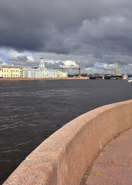 Sankt Petersburg Universitetskaya nasyp na balustradzie Newa Granite budynku Kunstkamera