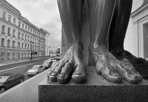 Sankt Petersburga kamienne stopy Atlantów w portyku Nowego Ermitażu