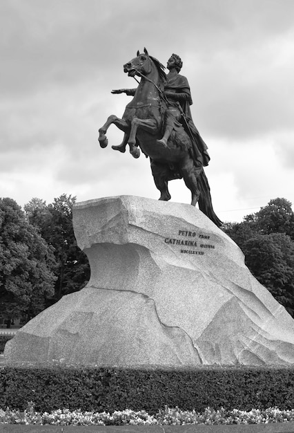 Sanktpetersburski jeździec z brązu na placu Senatu Piotr I od Katarzyny II