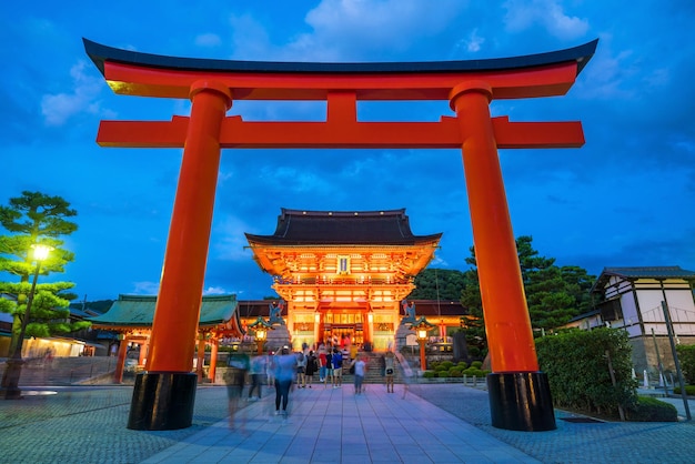 Sanktuarium Fushimi Inari o zmierzchu w Kioto, Japonia.