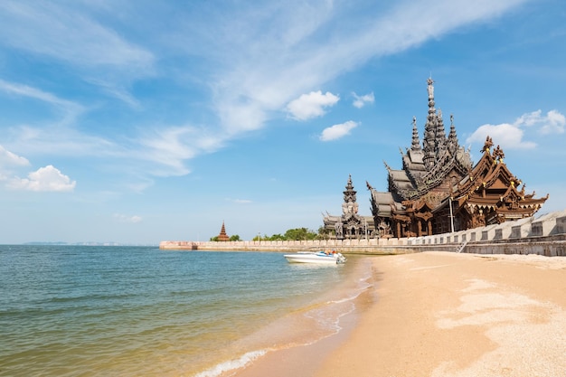 Sanktuarium prawdy nad brzegiem morza w Pattaya w Tajlandii