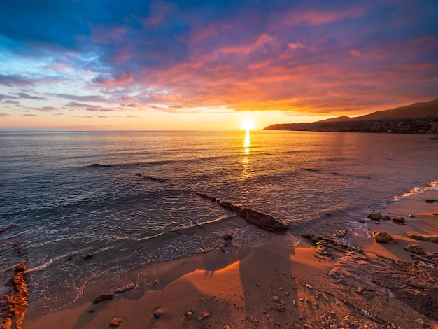 Sanremo Riviera Dei Fiori Liguria Włochy Scenis Skały I Kamyki Na Plaży Oświetlone Pięknym światłem Zachodu Słońca Dramatyczne Kolorowe Niebo Falujące Morze