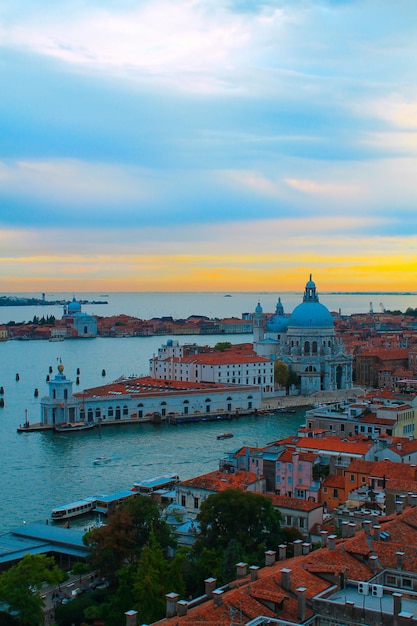 Santa Maria della Salute w Wenecji Pejzaż miejski Wenecja Włochy Widok z góry na stare miasto Wenecja o zachodzie słońca