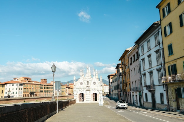 Santa Maria della Spina wzdłuż rzeki Arno Pisa Włochy