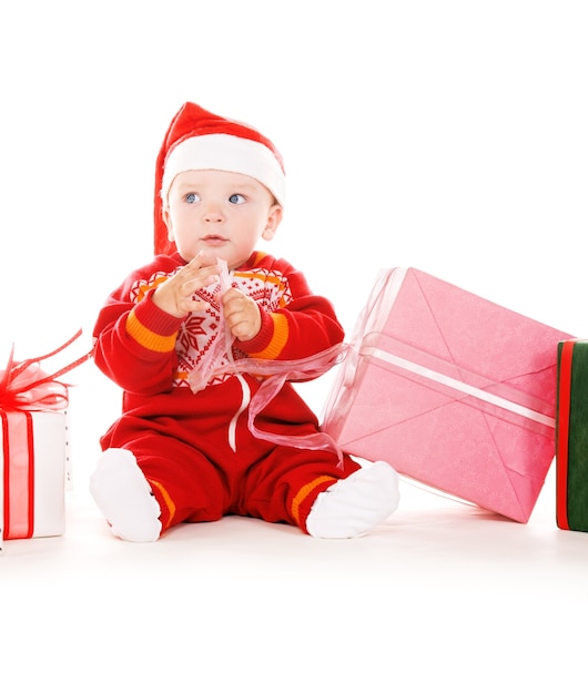 santa pomocnik dziecko z prezentami świątecznymi na białym