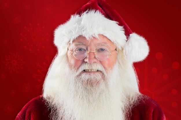 Santa uśmiecha się w aparacie na czerwonym tle