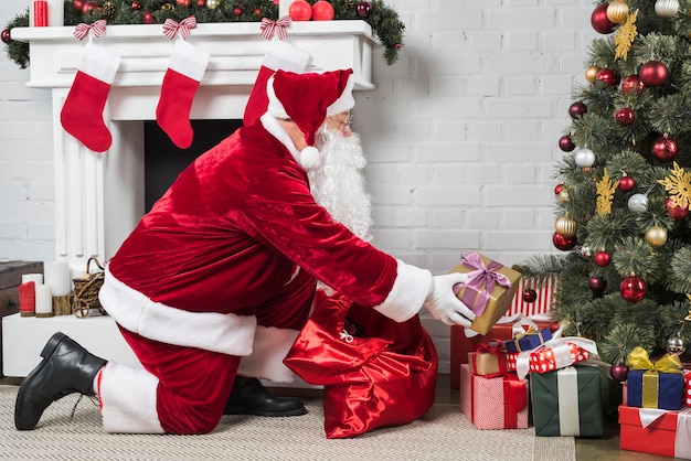 Santa wprowadzenie prezentów pod choinkę