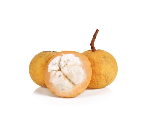 Santol owoc odizolowywająca na białym tle