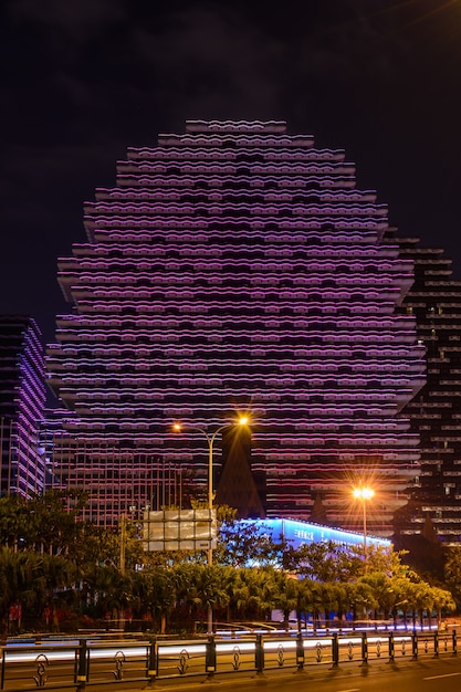 Sanya, Chiny - 19 stycznia 2020: Nocna wielokolorowa iluminacja 7-gwiazdkowy hotel Sanya Beauty Crown, w którym odbywa się coroczny konkurs Miss of the World. Dom na drzewach największy hotel na świecie.