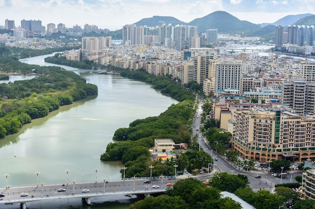 Sanya, Chiny - 19 stycznia 2020: Piękny widok panoramiczny na miasto Sanya, wyspa Hainan, Chiny.