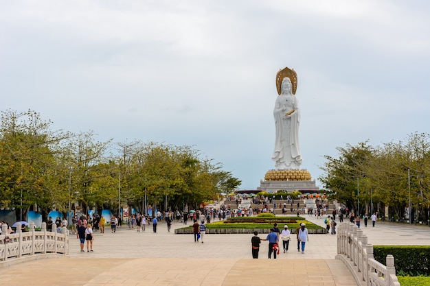 Sanya, Hainan, Chiny - 20 lutego 2020: Statua Guanyin na terenie buddyjskiego centrum Nanshan w pochmurny dzień.