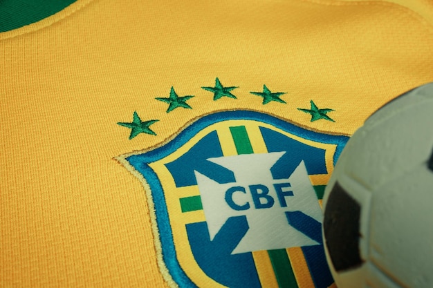 SAO PAULO BRAZYLIA 23 CZERWCA 2018 Symbol narodowy lub logo brazylijskiej drużyny piłkarskiej o nazwie CBF i piłka nożna