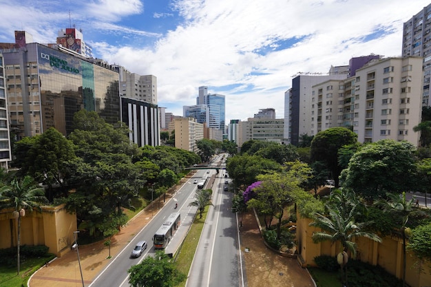 SAO PAULO BRAZYLIA 5 marca 2023 9 punkt widokowy de Julho ze szpitalami Nove de Julho i szpitalem SirioLibanes w tle w Sao Paulo w Brazylii