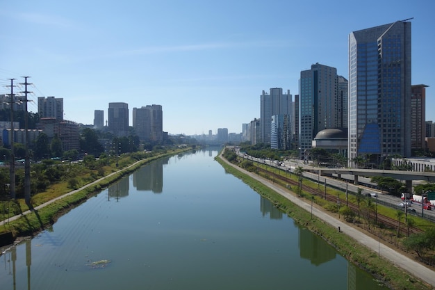 Sao Paulo Brazylia Aleja Pinheiros Pejzaż i budynki rzeki Tiete