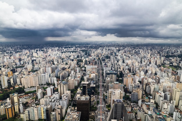 Sao Paulo z wysokości w deszczową pogodę