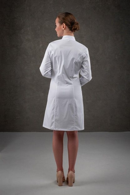 Saratov Rosja 7202022 Ubrania Medyczne Białe Na Modelu Dziewczyny Koncepcja Sukienki Dla Lekarza I Pielęgniarki Na Ciemnoszarym Neutralnym Tle