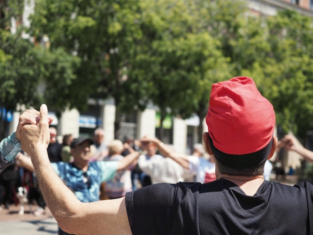 Sardanista tańczący sardanes, kataloński taniec i noszący tradycyjny kataloński kapelusz zwany barretina