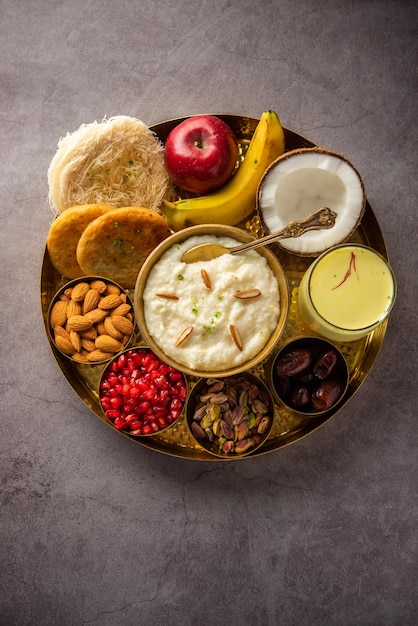 Sargi Karwa Chauth menu śniadaniowe przed rozpoczęciem postu lub na indyjskie jedzenie karva chauth
