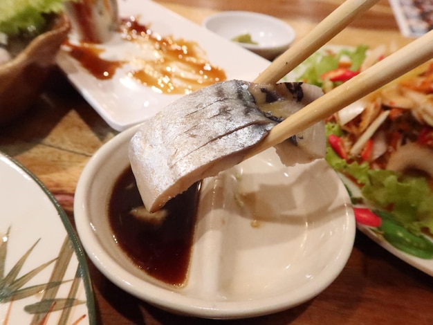 Zdjęcie sashimi saba lub kawałek makreli z sosem sojowym