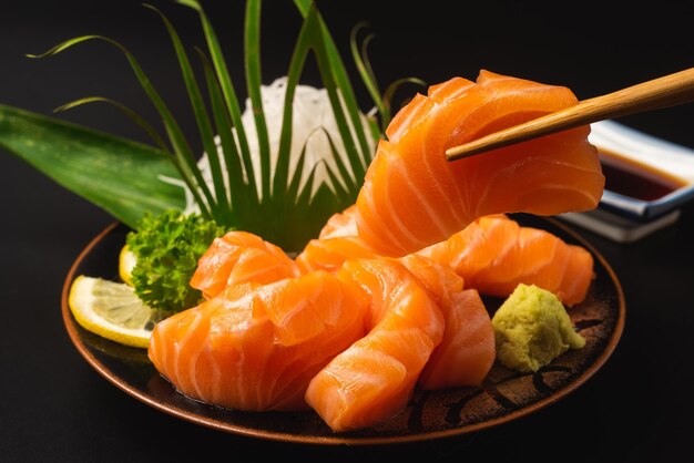 Sashimi Salmon Japońskie Pałeczki Do Jedzenia I Wasabi Na Stole