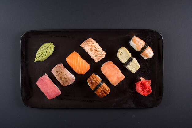 Sashimi sushi na czarnym tle