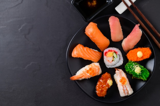 Sashimi sushi zestaw pałeczkami