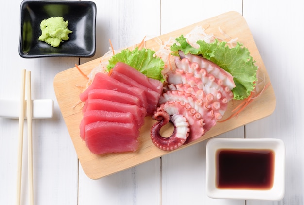 sashimi tuńczyk i kalmary na tle drewna