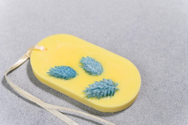 Saszetka z żółtym woskiem florenckim z niebieskimi suszonymi kwiatami Temat do zbliżenia Fotografowanie ręcznie robionych produktów