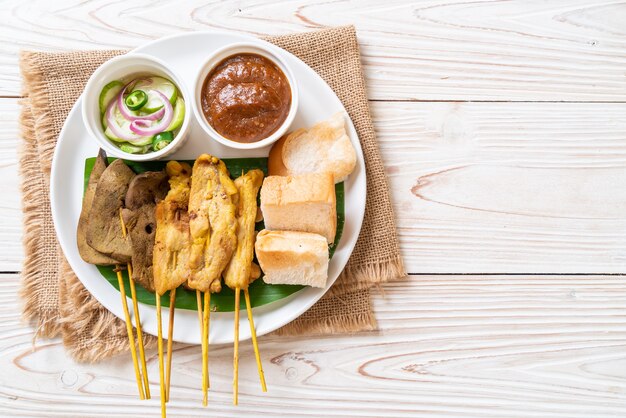 Satay Wieprzowe i Satay Z Wątroby z Sosem Chlebowo-Orzechowym i piklami czyli plastrami ogórka i cebulą w occie. Azjatycki styl żywności