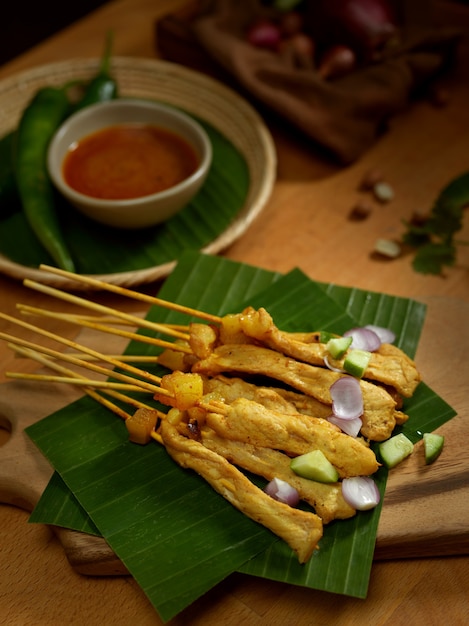 Satay wieprzowe z grilla (Moo Satay) z ogórkiem i cebulą