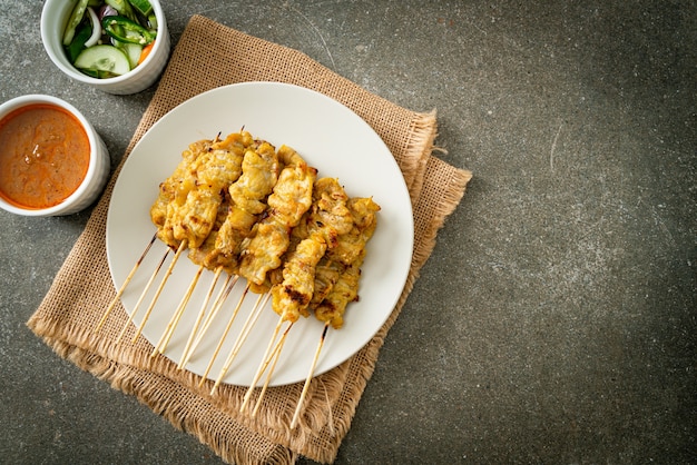 Satay Wieprzowe Z Piklami W Sosie Orzechowym Czyli Plastrami Ogórka I Cebulą W Occie - Kuchnia Azjatycka