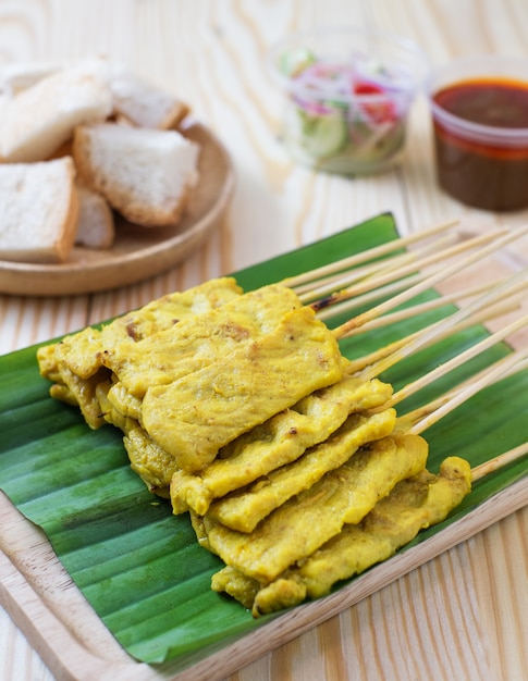 Satay wieprzowy z pieczonym chlebem i ostrym sosem