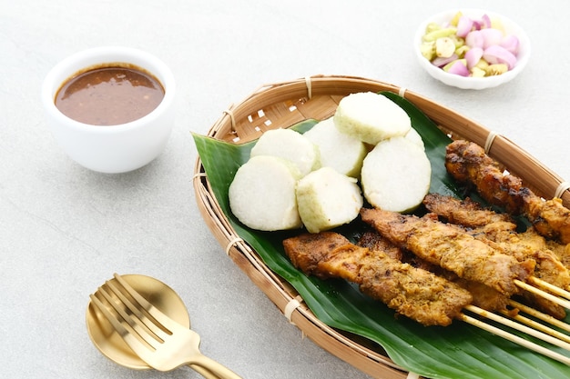 Satay Z Kurczaka Sate Ayam Sate Martawi Z Lontong I Sosem Orzechowym Selected Focus