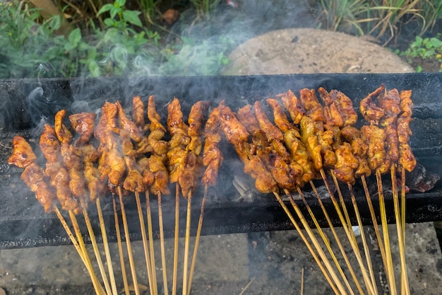 Sate Ayam Sate Madura jest grillowana na węglu drzewnym i wędzona