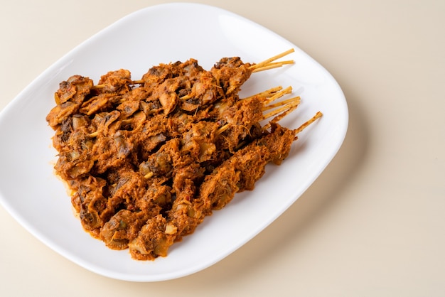 Sate Kerang lub Satay Kerang to tradycyjne indonezyjskie jedzenie wykonane z muszli i pokryte sosem