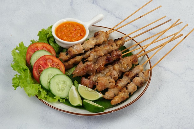 Sate Taichan Grilled Chicken Satay Serwowane na talerzu z sosem sambal lub chilli