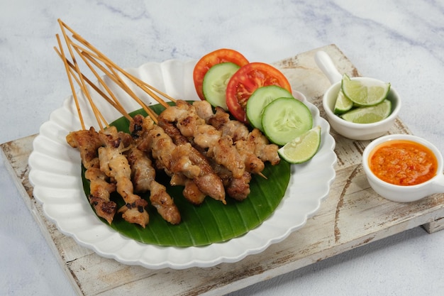 Sate Taichan Grilled Chicken Satay Serwowane na talerzu z sosem sambal lub chilli