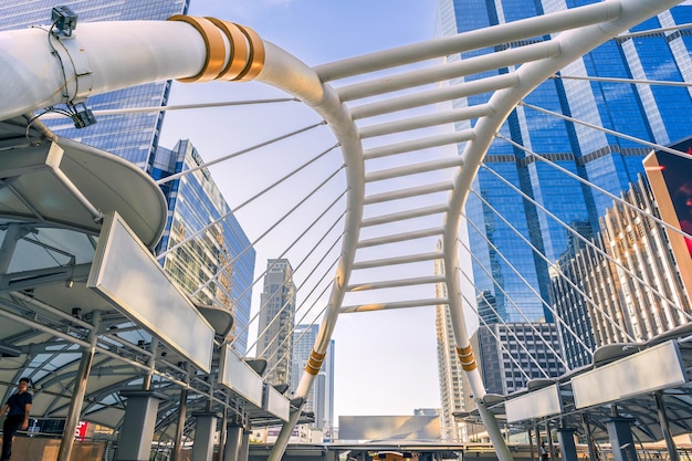 Sathorn Skywalk i drapacze chmur pod noworocznym wschodem słońca symbolizujące wzrost miejski