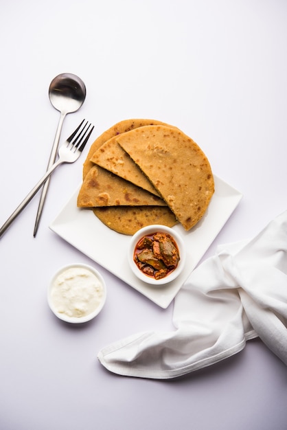 Sattu Ka Paratha Nadziewana mąką Channa Dal Paratha podawana z marynatą z mango i twarogiem lub dahi