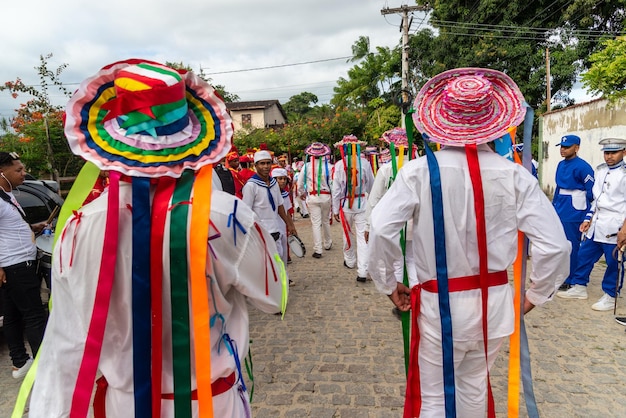 Saubara Bahia Brazylia 06 sierpnia 2022 Demonstracja kulturalna zwana Encontro de Chegancas w Saubara Bahia Członkowie Marujady noszą białe ubrania w kolorach i grają na perkusyjnych instrumentach muzycznych