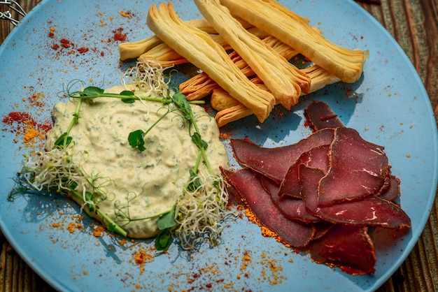 Sausageraw wędzone zrzuty suszonej kiełbasy pepperoni, zdrowe i smaczne jedzenie.