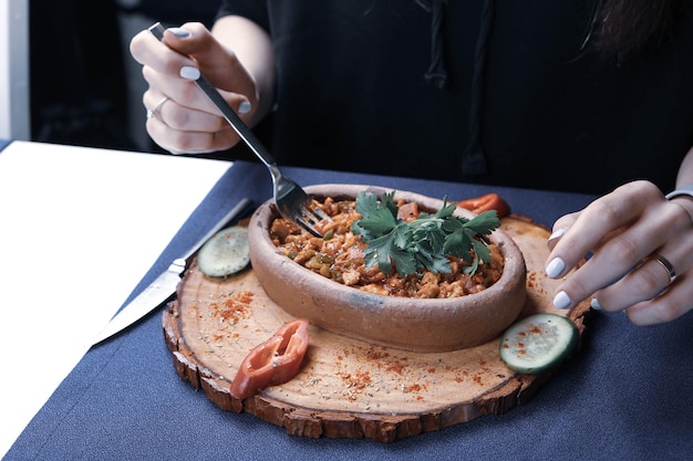 Saute mięsne na tradycyjnej patelni - Sac kavurma, tureckie jedzenie