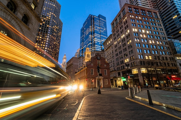 Scena Boston Old State House buiding o zmierzchu w Massachusetts USA