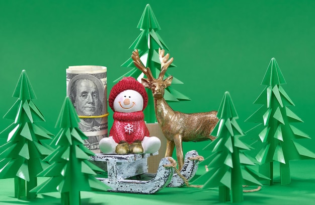 Scena Bożego Narodzenia. Pieniądze prezent świąteczny na drewnianych sankach. rękodzieło z papieru