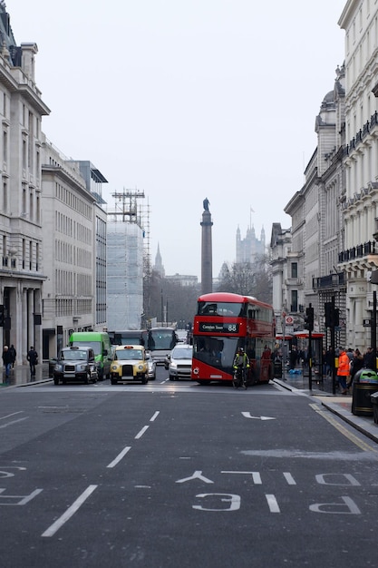 Scena drogowa w Londynie z czerwonym autobusem piętrowym?