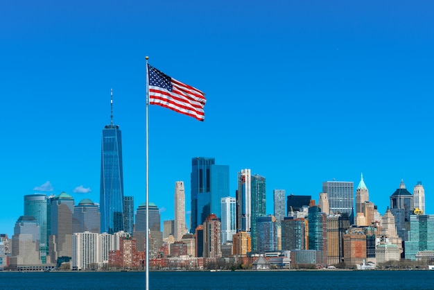Scena Flaga Ameryki nad stroną Nowego Jorku pejzaż miejski, którego lokalizacja jest niższy manhattan