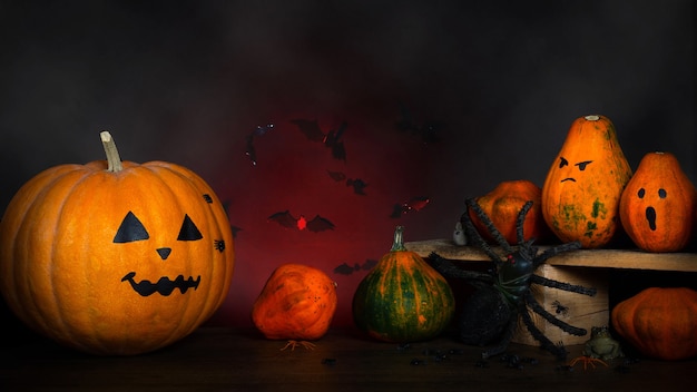 Scena Halloween z rzeźbionymi dyniami i dekoracją